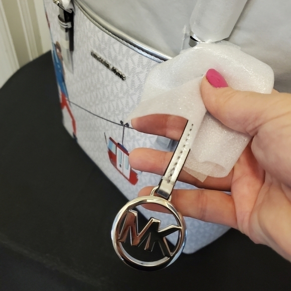 NWT Michael Kors Jet Set Girls Medium Csrry All Tote, Retail $368 - Picture 10 of 11